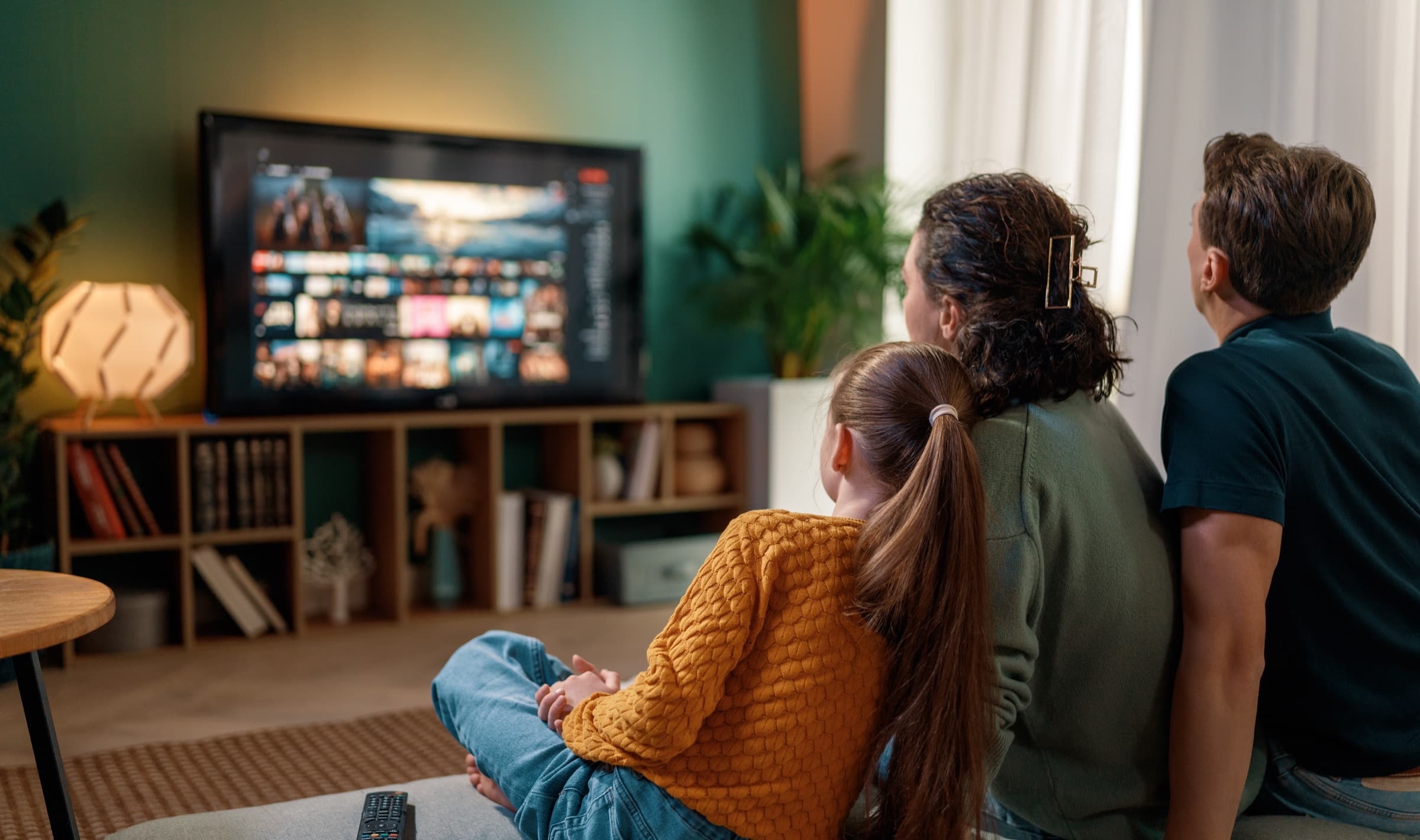 Família assistindo TV juntos